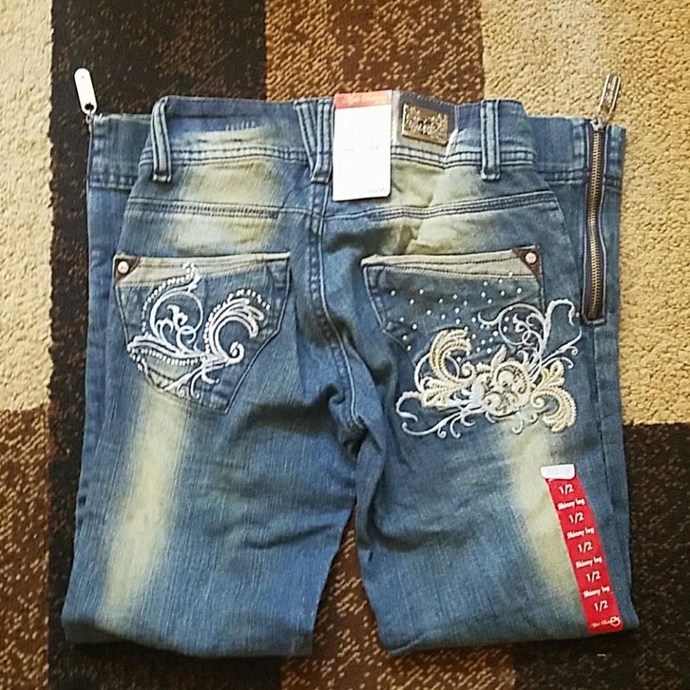 APPLE BOTTOMS CAPRI'S - Picture 4 of 8